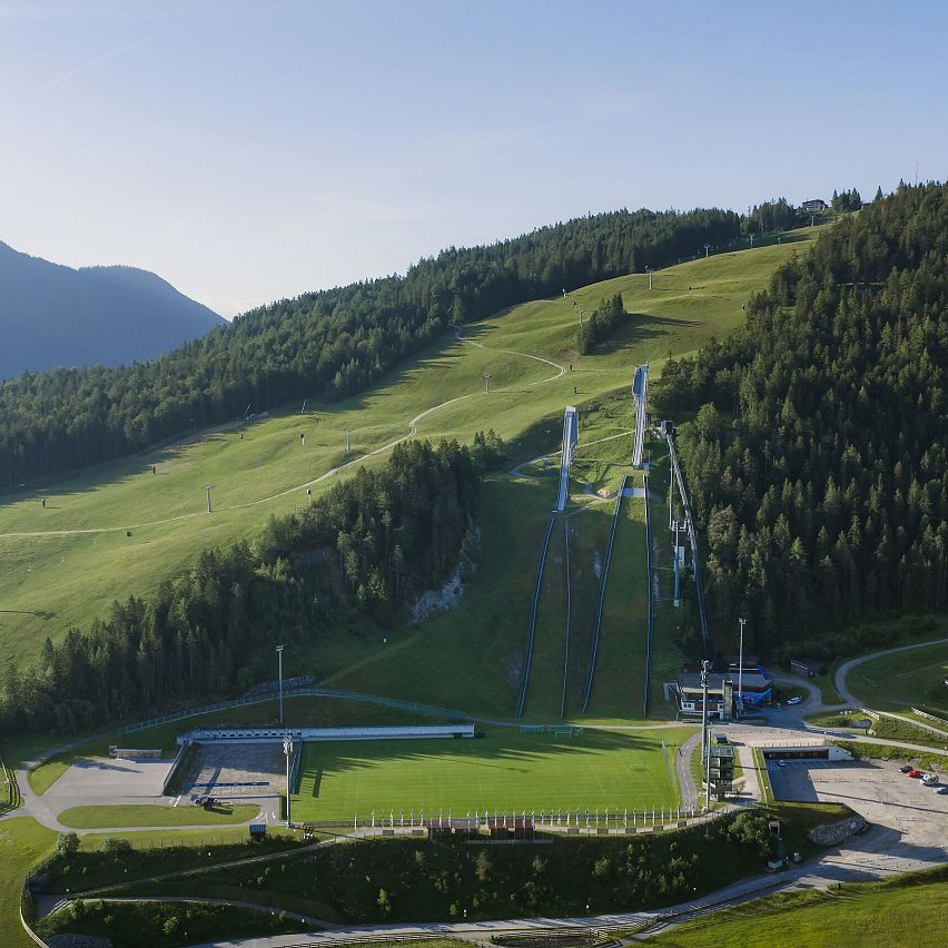 Drohnenaufnahme Arena365 im Sommer bei Morgenstimmung_2