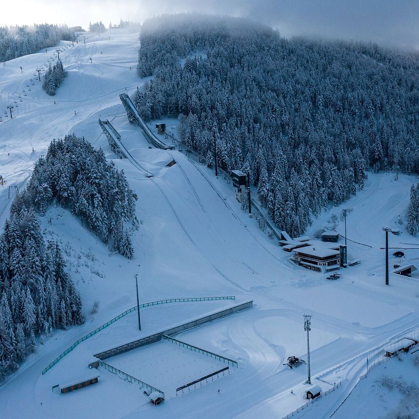 Sprungschanzen und WM-Turm bei Neuschnee
