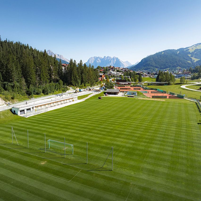 WM Arena im Sommer_Drohnenaufnahme_Fußballplatz aus der Nähe
