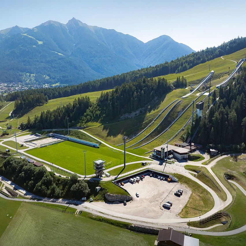 WM Arena im Sommer_Drohnenaufnahme_Schanze mit Blick auf Reither Spitze