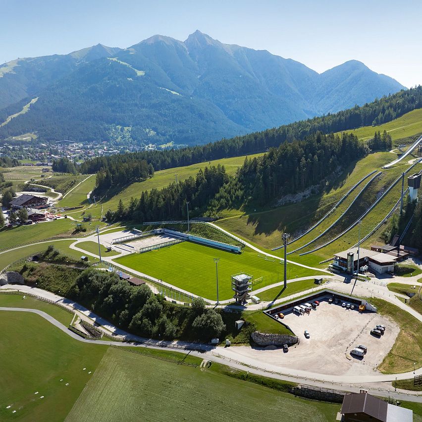 WM Arena im Sommer_Drohnenaufnahme_Schanze mit Blick auf Reither Spitze