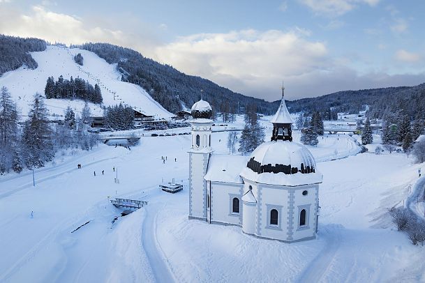 Drohnenaufnahme Seefeld im Winter_Seekirchl