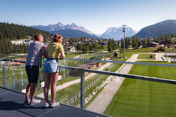 WM Arena im Sommer_Paar steht auf Aussichtsturm_Blick Richtung Seefeld