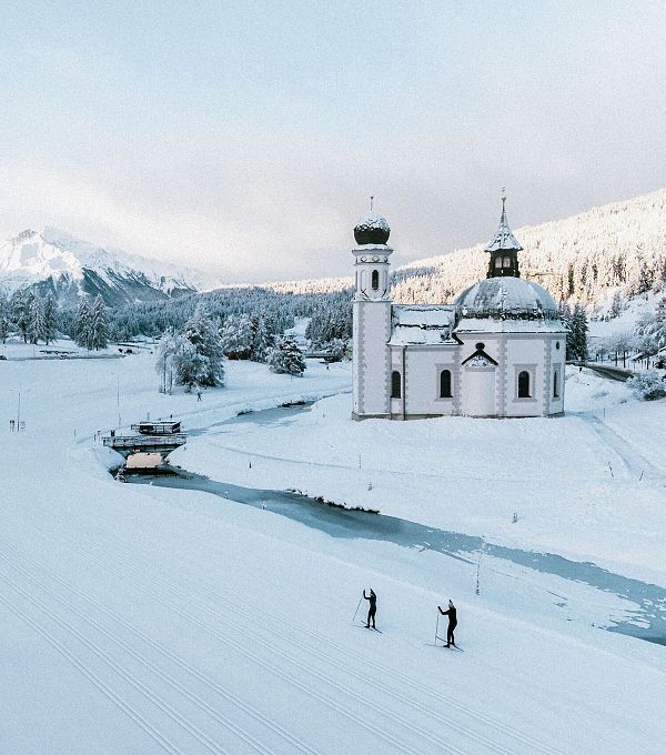 Langlaufen in der Region Seefeld_zwei Langläufer vor dem Seekirchl