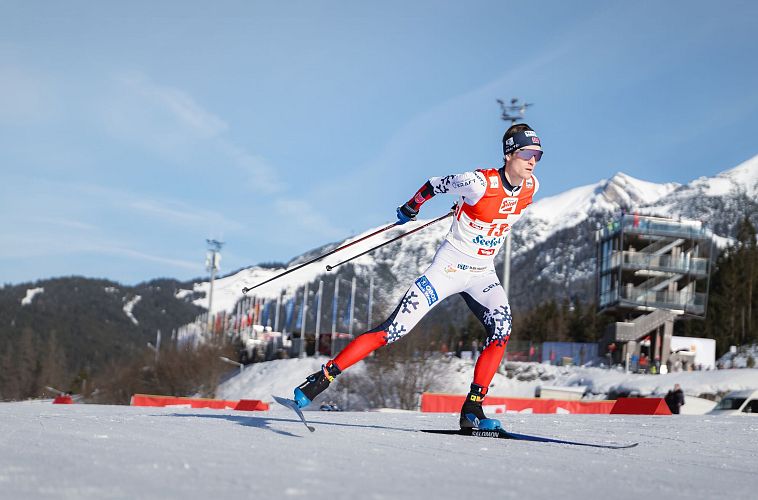 Nordic Combined Triple Seefeld 2025_Langläufer auf der Loipe, WM-Turm im Hintergrund
