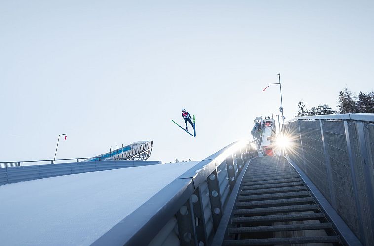 Nordic Combined Triple Seefeld 2025_Skispringer in der Luft mit Sonnenstern
