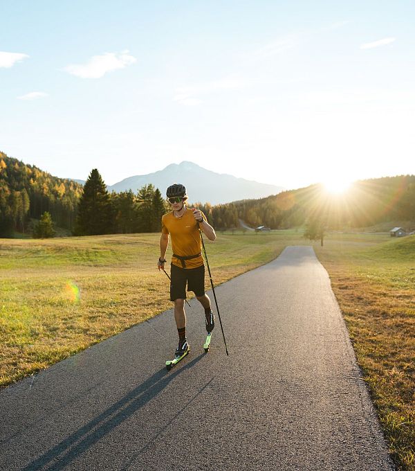 Sportler auf der Skirollerstrecke beim Sonnenuntergang im Herbst - Seefeld