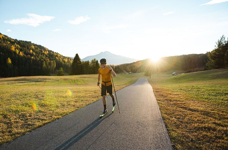Sportler auf der Skirollerstrecke beim Sonnenuntergang im Herbst - Seefeld