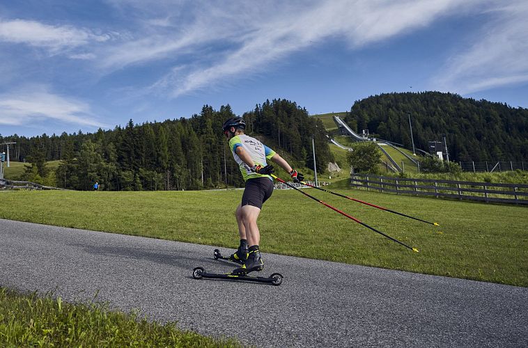 Sportler auf der Skirollerstrecke in Seefeld