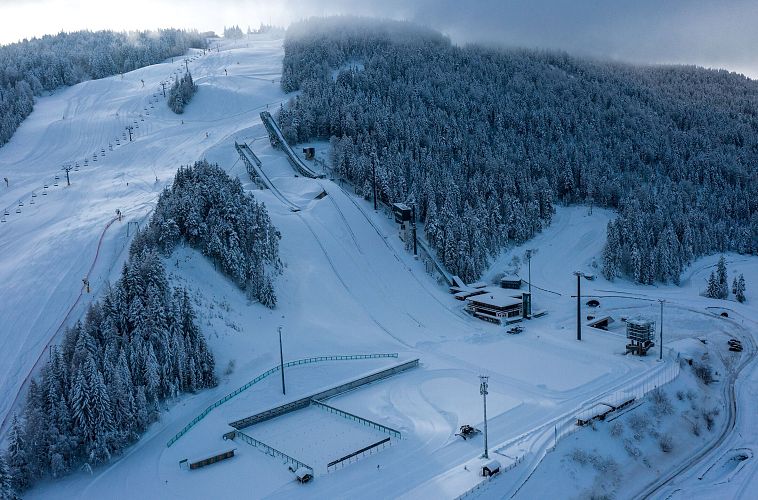 Sprungschanzen und WM-Turm bei Neuschnee