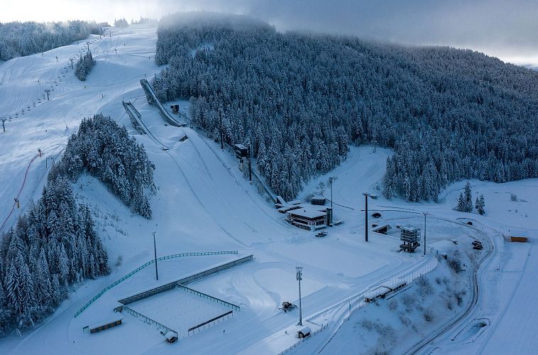 Sprungschanzen und WM-Turm bei Neuschnee