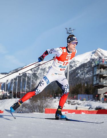 Nordic Combined Triple Seefeld 2025_Langläufer auf der Loipe, WM-Turm im Hintergrund