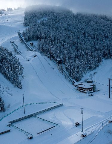 Sprungschanzen und WM-Turm bei Neuschnee