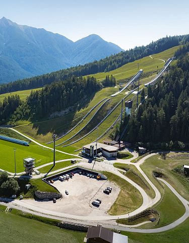 WM Arena im Sommer_Drohnenaufnahme_Schanze mit Blick auf Reither Spitze