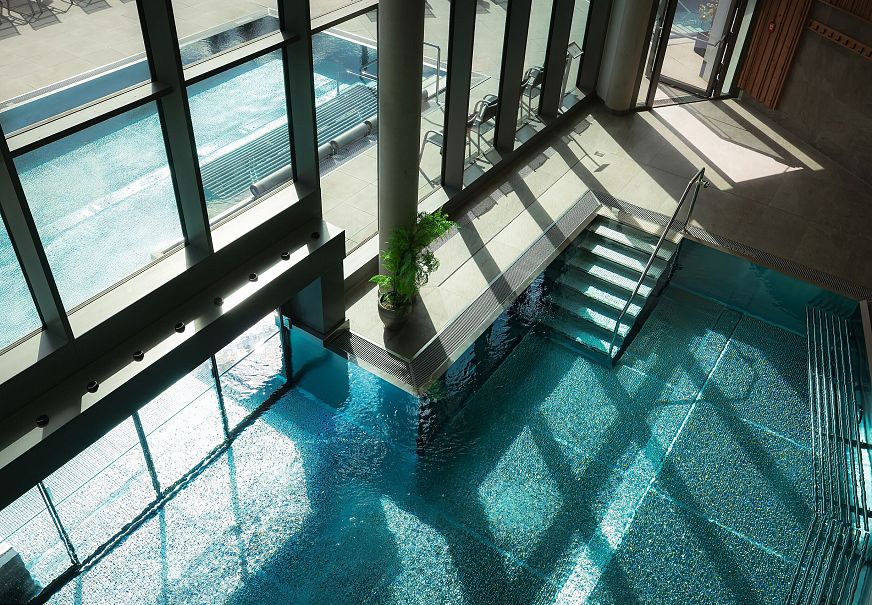 Alpenbad Leutasch im Frühling_Indoor und Outdoor Pool von oben