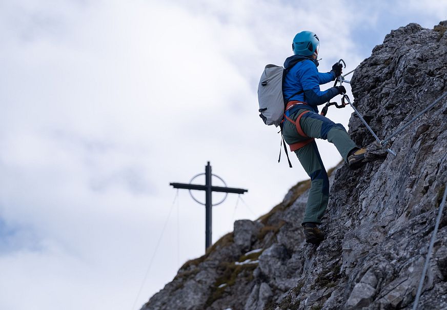 Das Gipfelkreuz der Seefelder Spitze in Sicht - Seefeld (1)