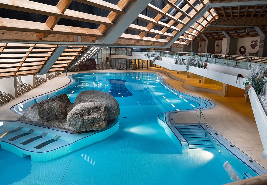 Olympiabad Seefeld - Schwimmbadbereich mit Fels von oben