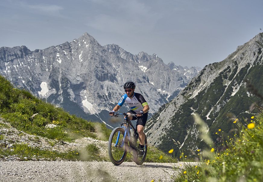 Radfahrer unterwegs Richtung Rotmoosalm