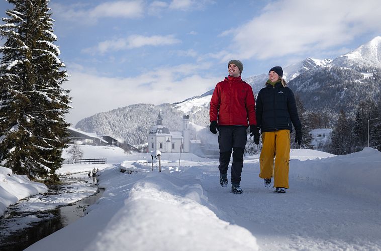 Winterwandern Paar Seefeld Möserer Tal Paar läuft vor Seekirchel