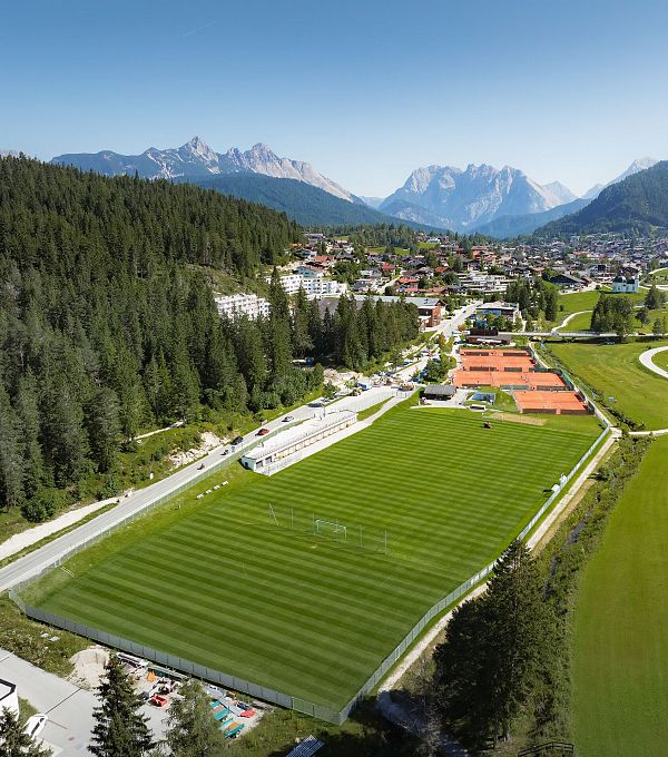 WM Arena im Sommer_Drohnenaufnahme_Fußballplatz