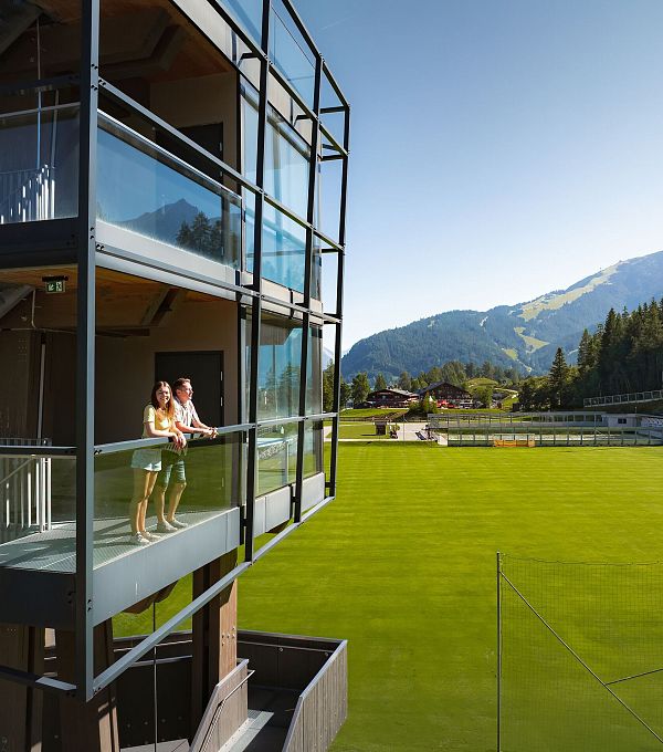 WM Arena im Sommer_Drohnenaufnahme_Paar auf mittlerer Ebene des Aussichtturms