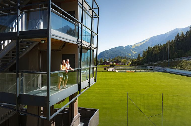 WM Arena im Sommer_Drohnenaufnahme_Paar auf mittlerer Ebene des Aussichtturms