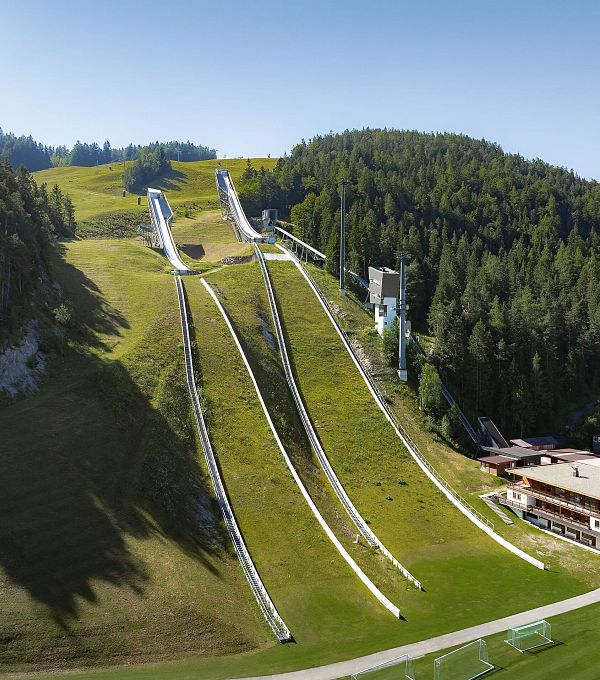 WM Arena im Sommer_Drohnenaufnahme_Schanze aus der Nähe