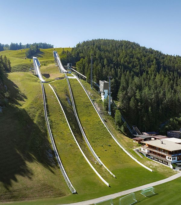 WM Arena im Sommer_Drohnenaufnahme_Schanze aus der Nähe