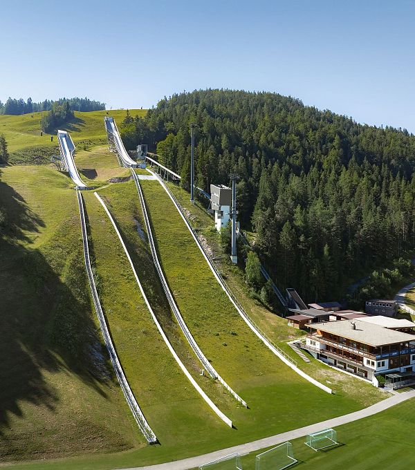 WM Arena im Sommer_Drohnenaufnahme_Schanze aus der Nähe