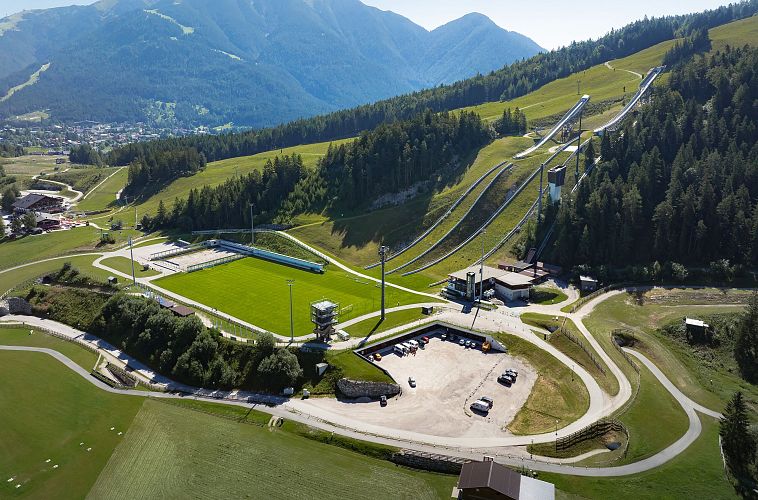 WM Arena im Sommer_Drohnenaufnahme_Schanze mit Blick auf Reither Spitze