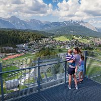 Mutter besucht mit Tochter und Sohn die Skisprungschanze in der Arena365 in Seefeld