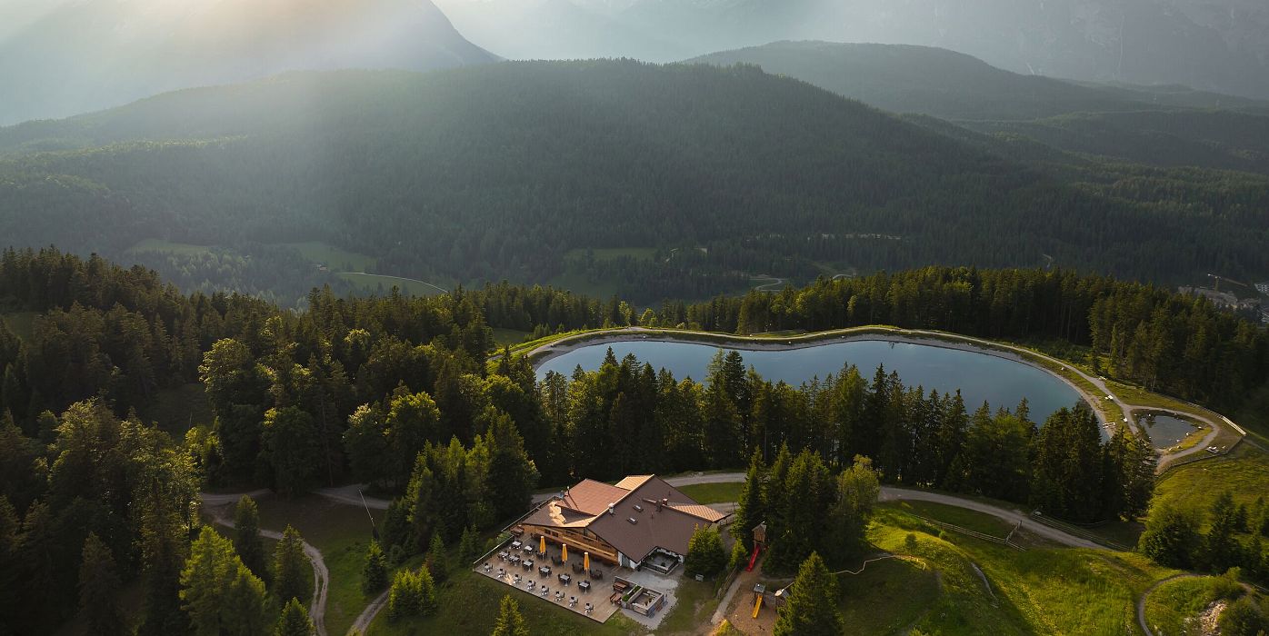 Drohnenaufnahme Gschwandtkopf - Sonnalm mit Blick Richtung Hohe Munde bei Sonnenuntergang