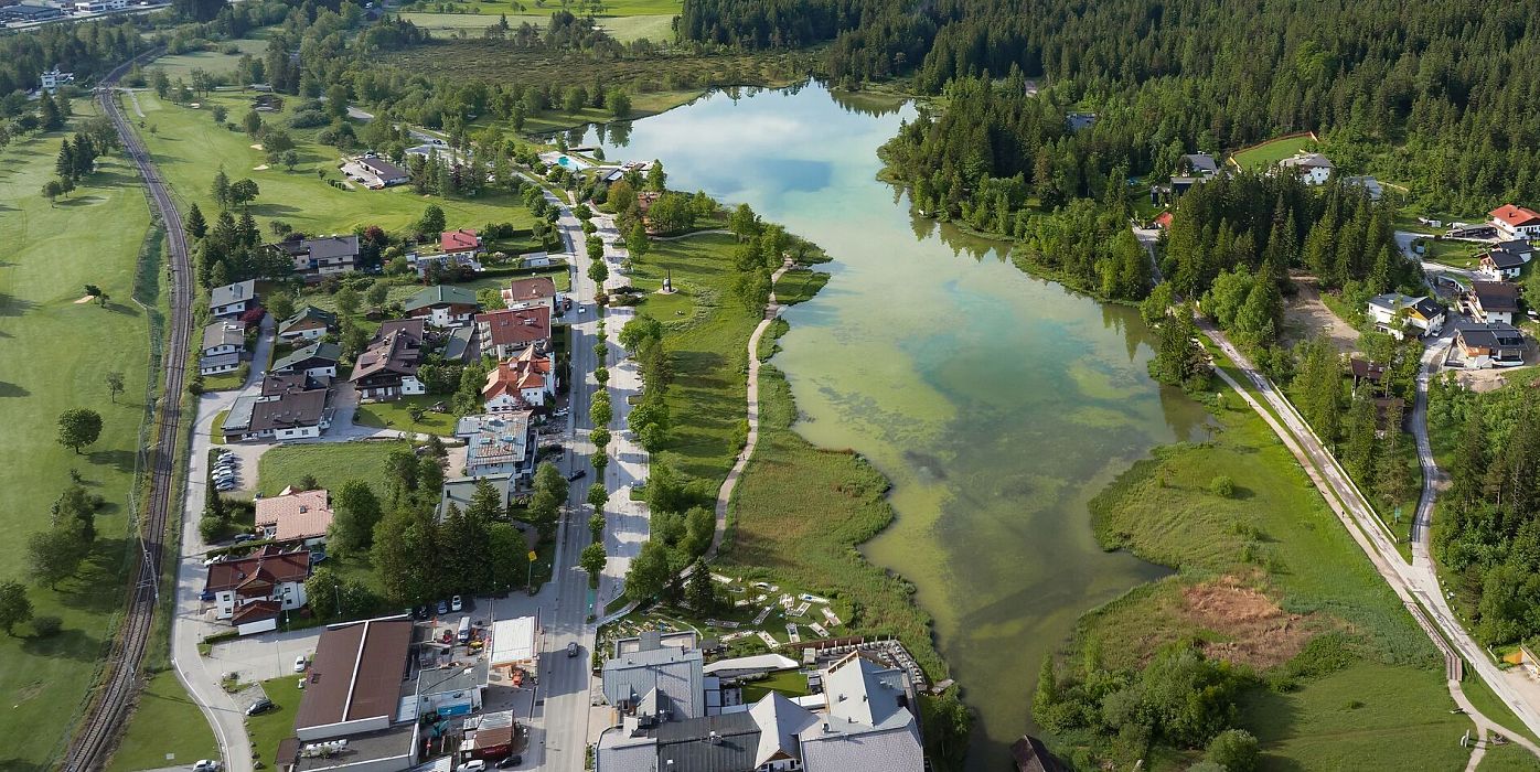 Drohnenaufnahme Seefeld im Frühsommer bei Sonnenaufgangsstimmung_Blick auf Wildsee