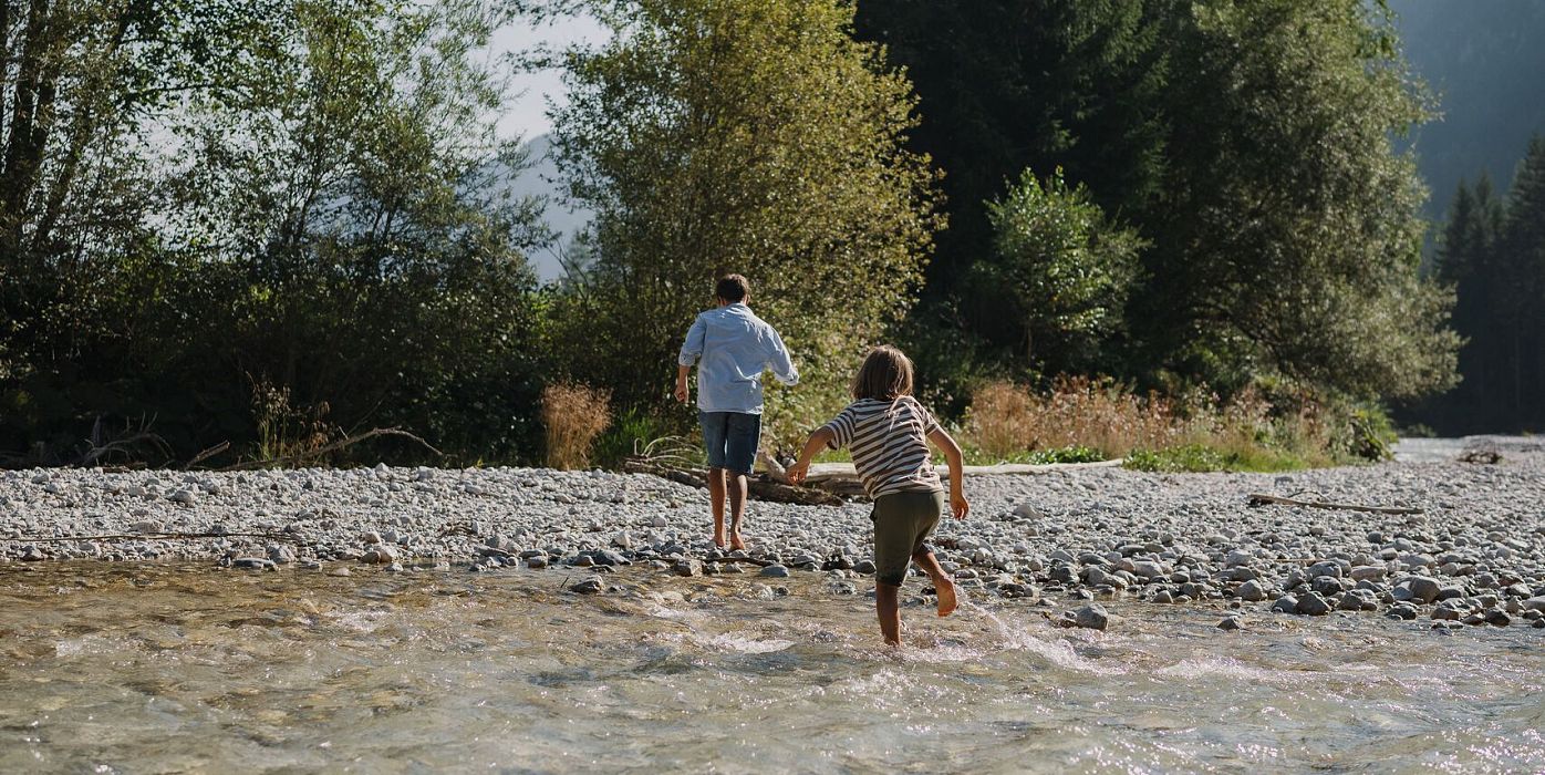 Familie in der Region Seefeld - Kinder spielen am Fluss - Leutascher Ache