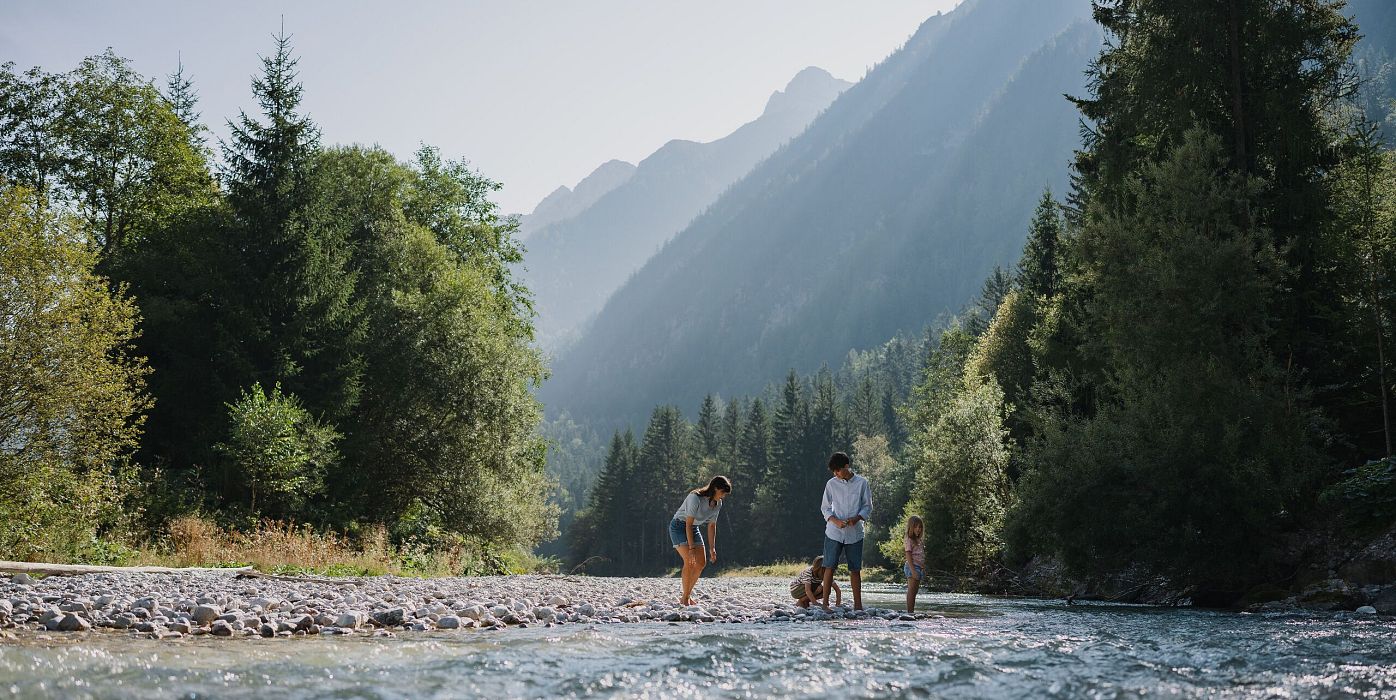 Familie in der Region Seefeld - Spielen am Fluss - Leutascher Ache