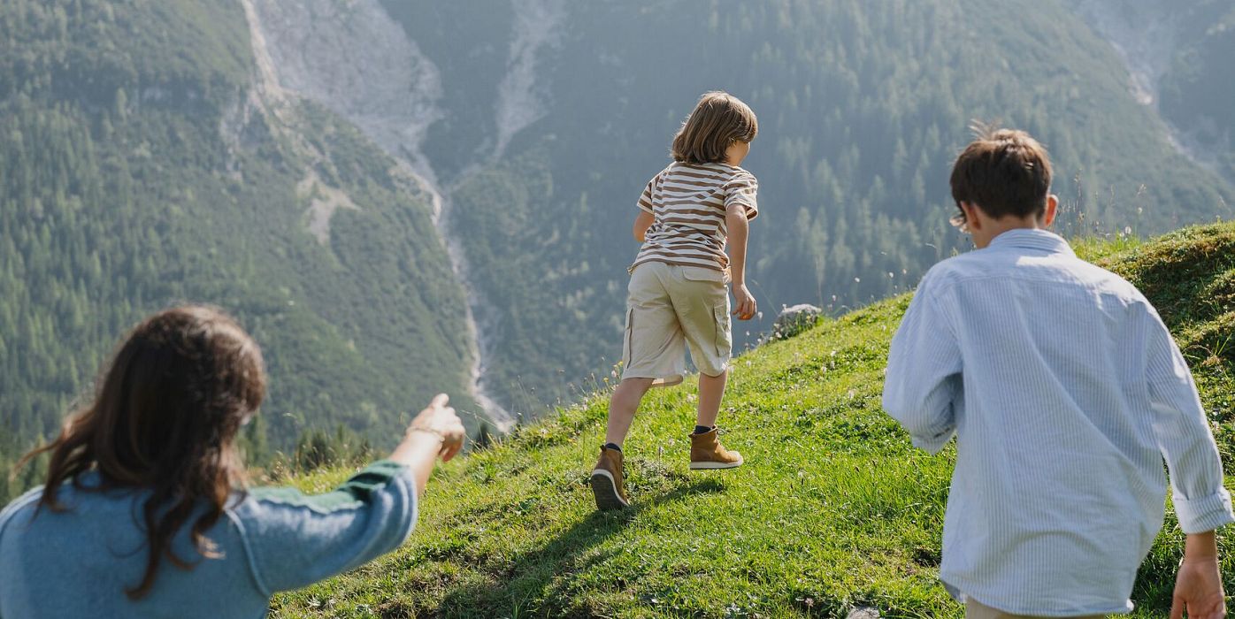 Familie in der Region Seefeld - Spielen auf der Wiese