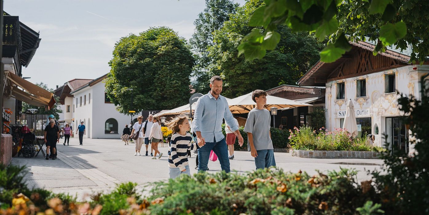 Familie in Seefeld - Bummel durch die Fussgaengerzone Seefeld - Vater mit Soehnen