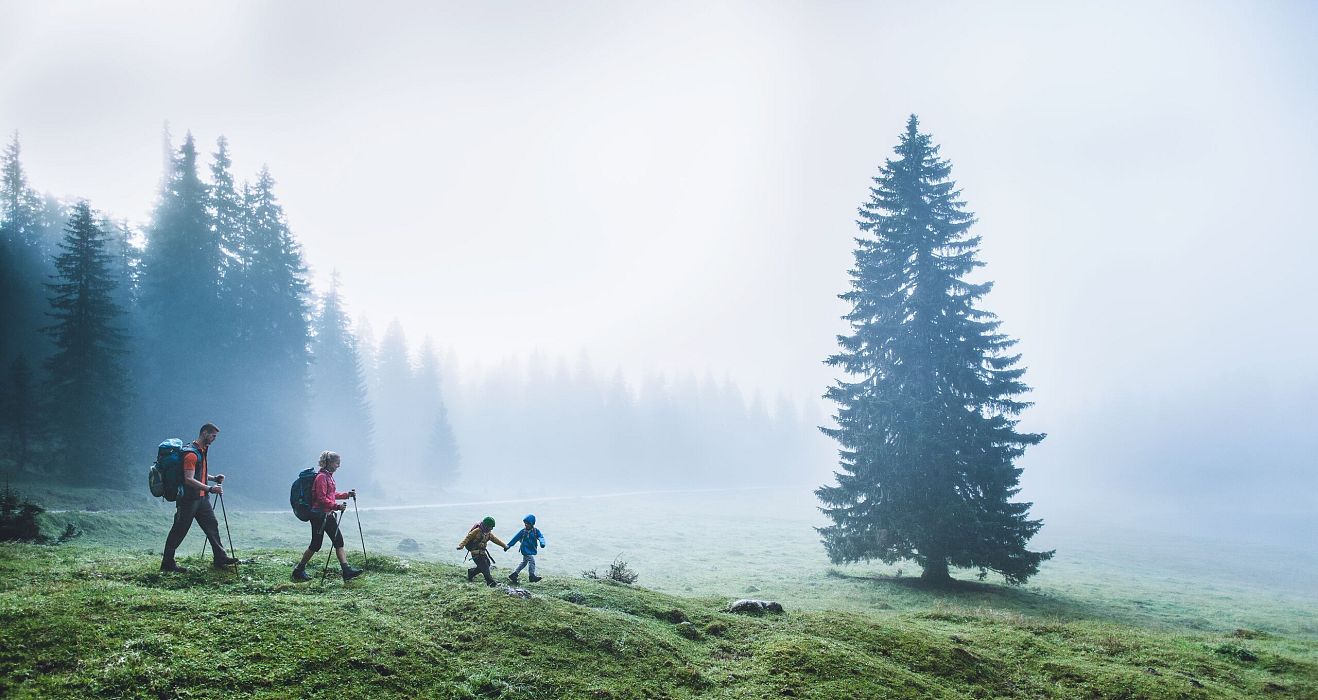 Familie Wanderung im Gaistal bei Regen