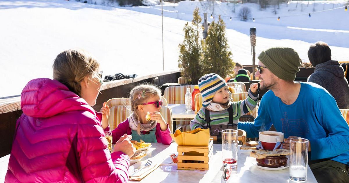 Familien-Skifahren in der Region Seefeld - Ganze Familie bei Einkehr - Birkenlift