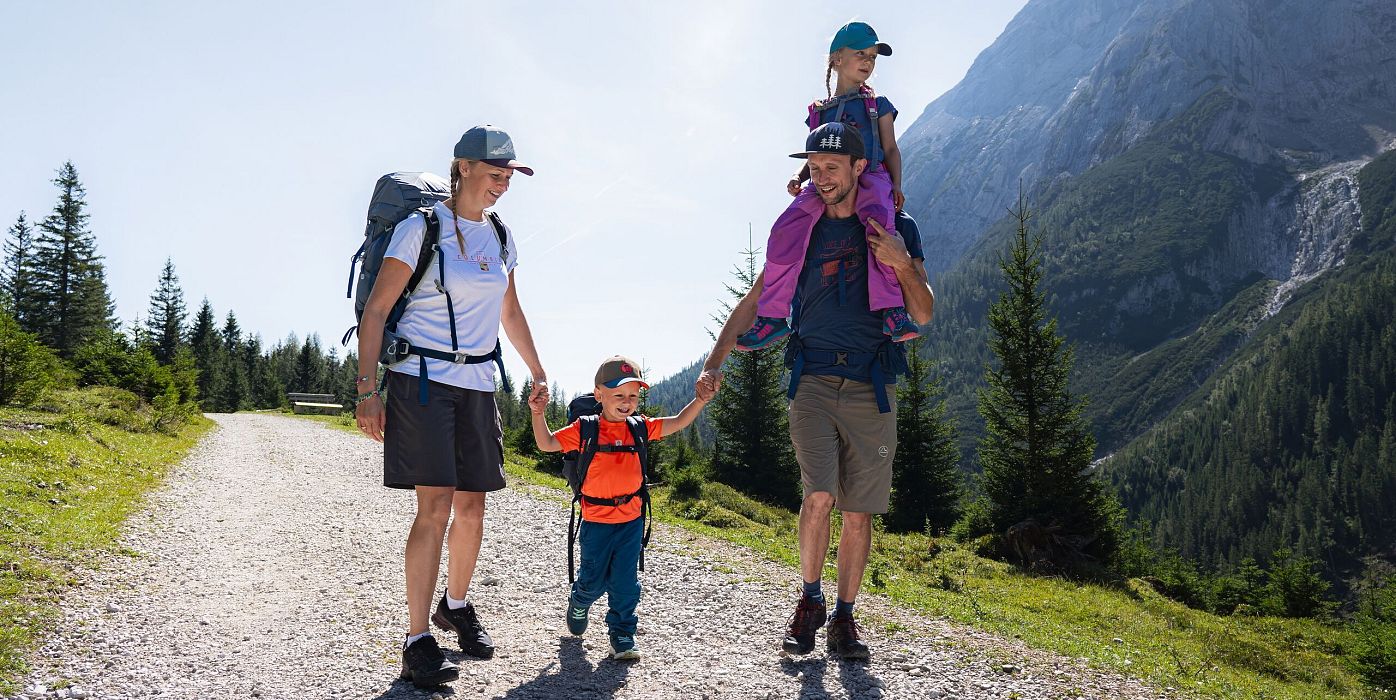 Familien-Weitwanderung im Gaistal - Familie auf breitem Wanderweg - Tochter auf dem Schultern des Vaters