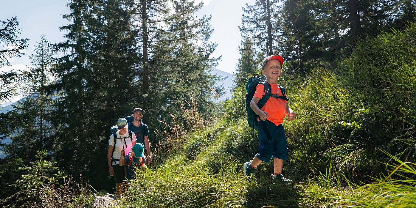 Familien-Weitwanderung im Gaistal - Wurziger Steig - Sohn läuft vorraus und lacht