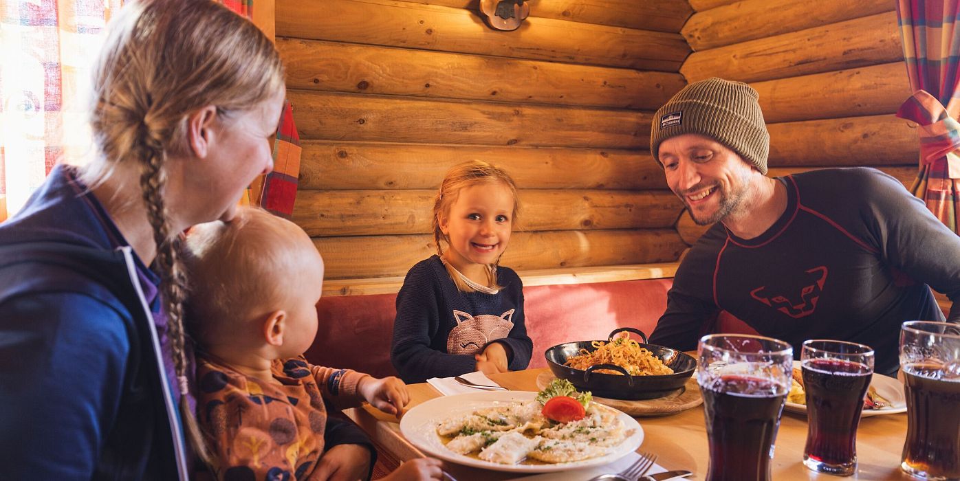 Familienurlaub - Gemeinsame Einkehr mit der Familie - Lachende Kinder - Schialm Bergbahnen Rosshütte Seefeld
