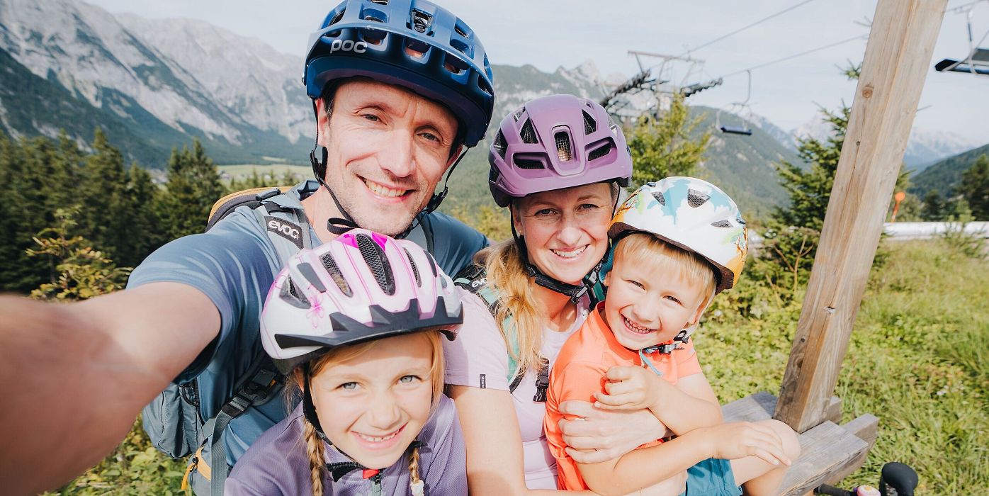 Familienurlaub in der Region Seefeld - Familie auf dem Katzenkopf - Bikepark Katzenkopf Leutasch (3)