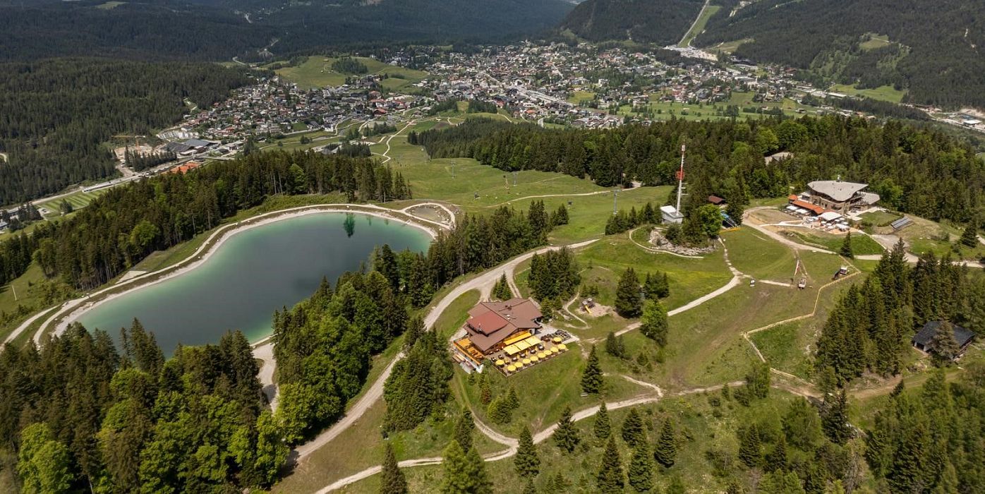 Gschwandtkopf mit Seefeld von oben im Sommer (c) Panoramarestaurant Gschwandtkopf