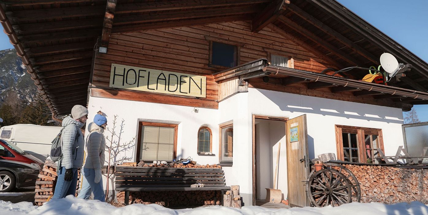 Hofladenrunde im Winter_zwei Frauen bei Thoamlhof laufen zum Hofladen