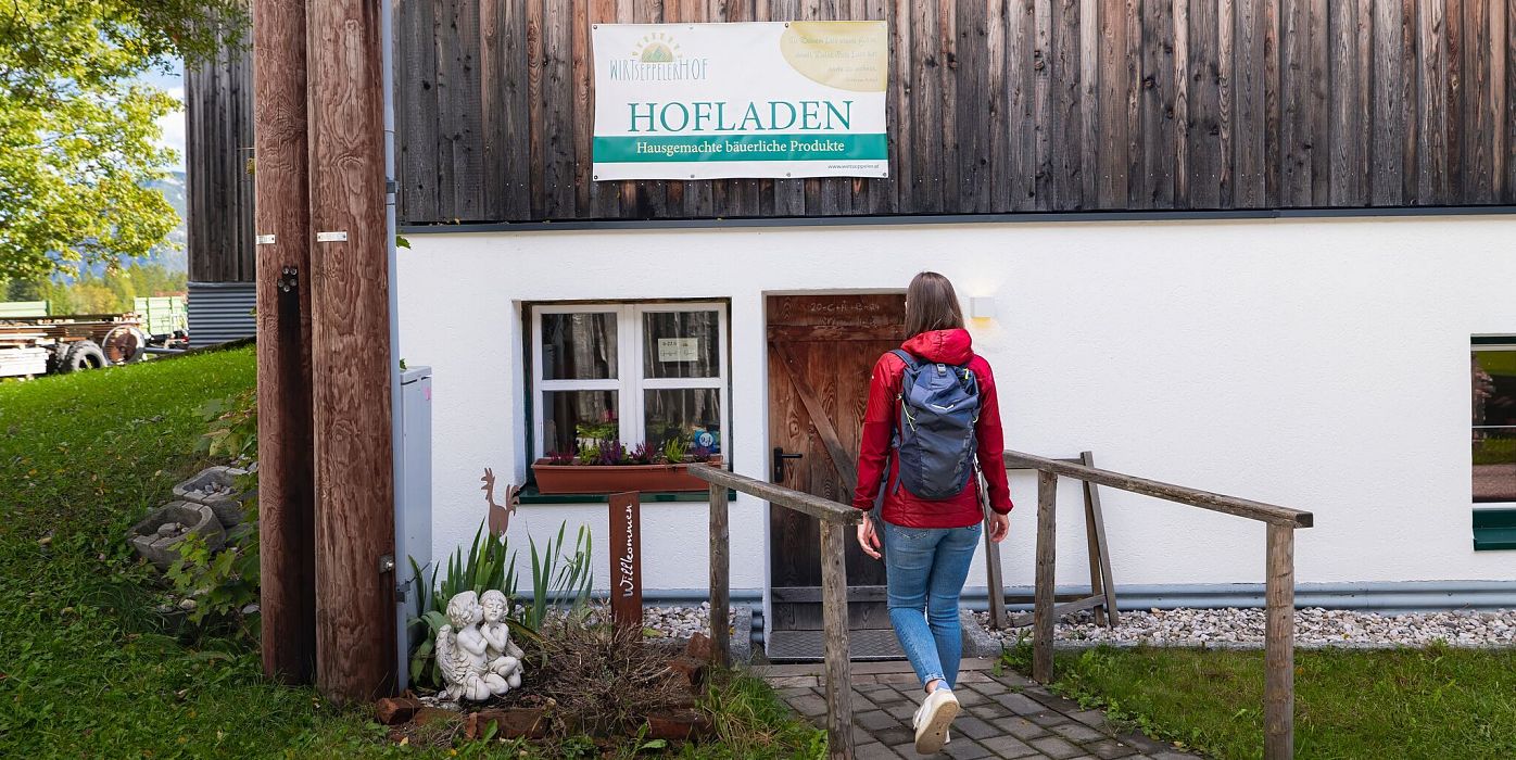 Hofladenrunde Leutasch - Frau geht auf Hofladen Wirtseppelerhof zu