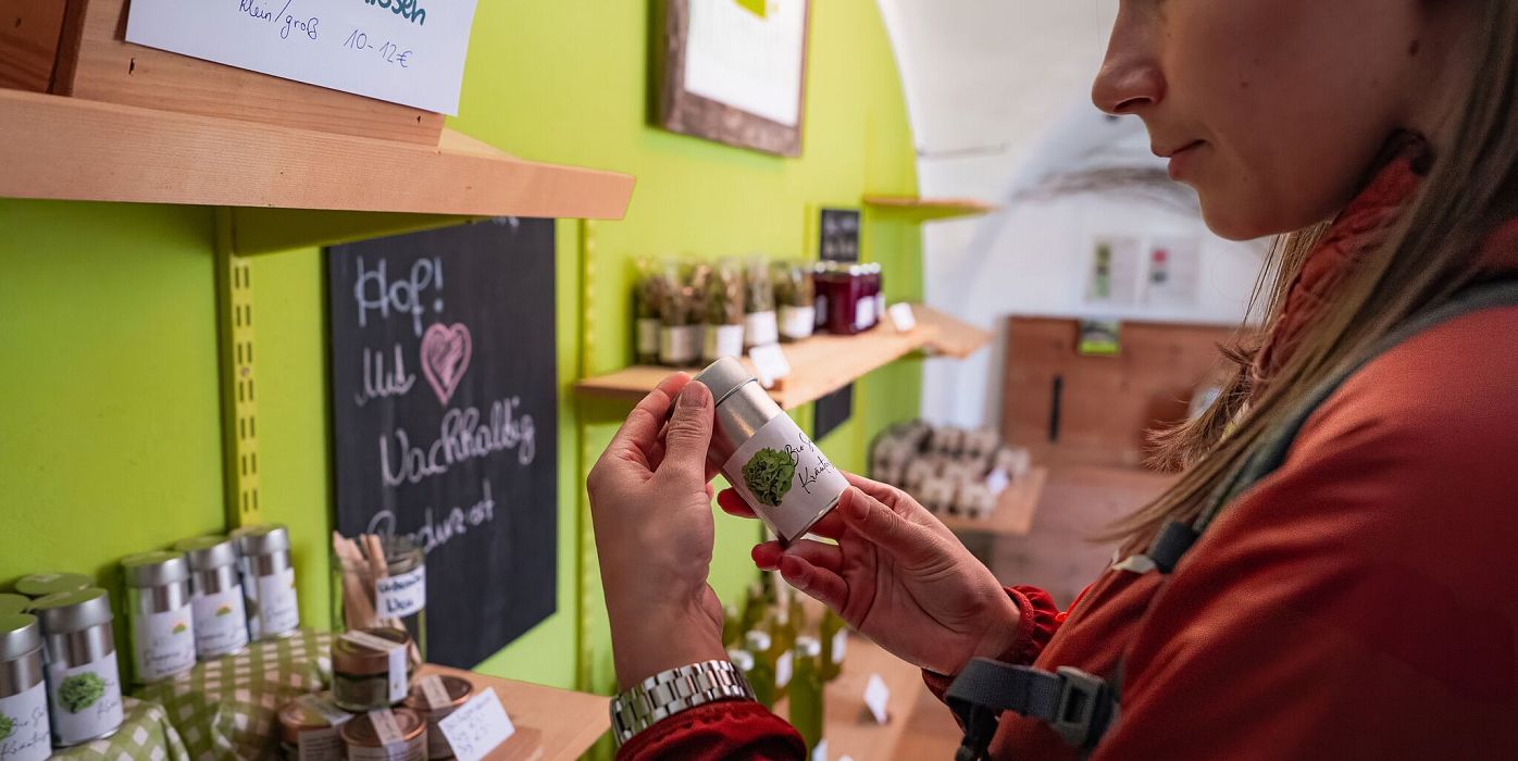 Hofladenrunde Leutasch - Frau schaut sich Produkte an im Hofladen Wirtseppelerhof
