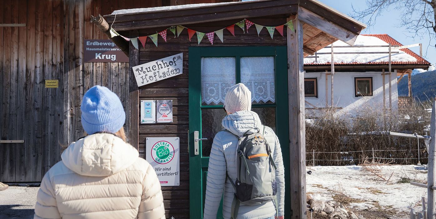 Hofladenrunde Leutasch im Winter_zwei Frauen vor Hofladen Muchhof