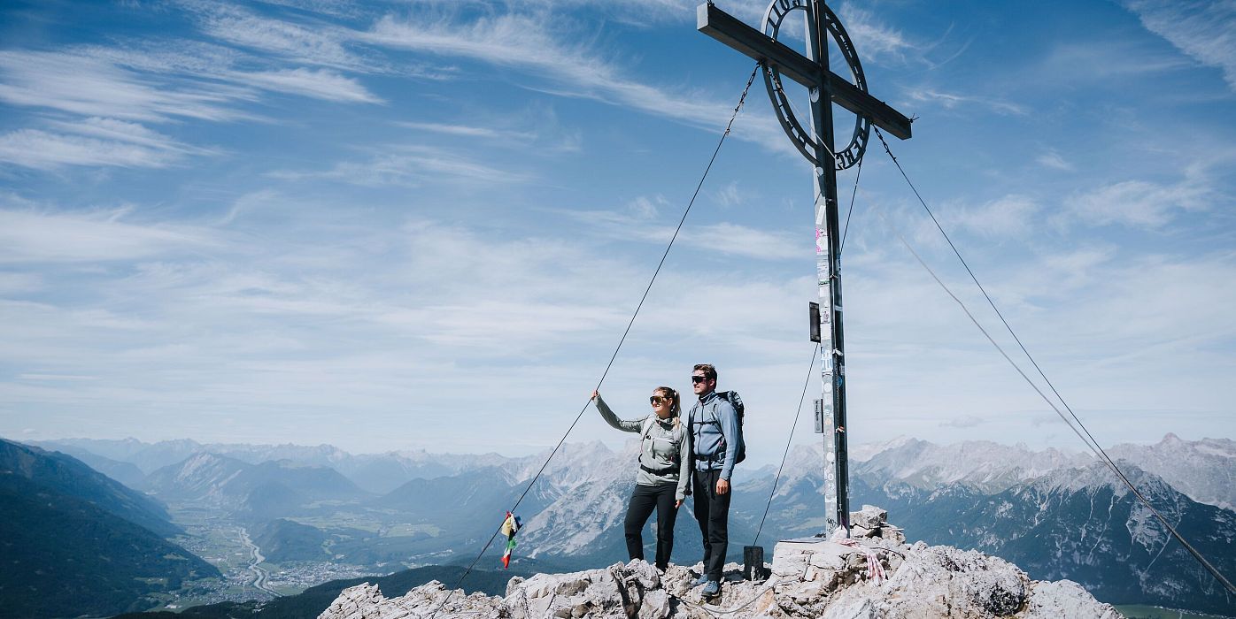 Königstour in der Region Seefeld - Wanderer auf dem Gipfel der Reither Spitze