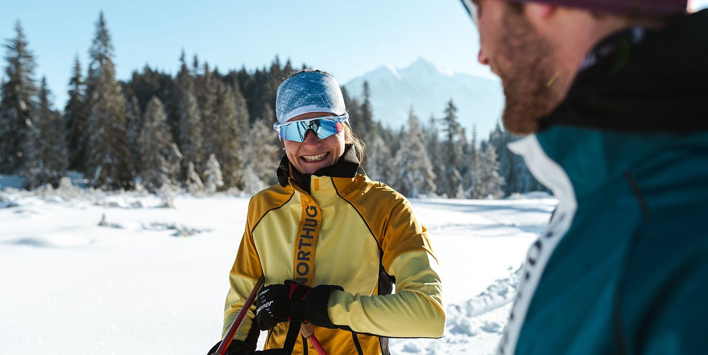 Langlaufen in der Region Seefeld - Langläuferin macht sich bereit
